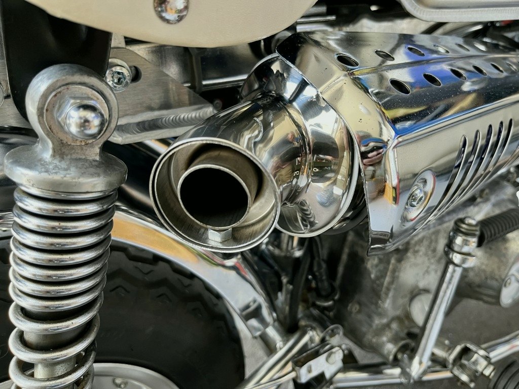 バイクのマフラーとサスペンション