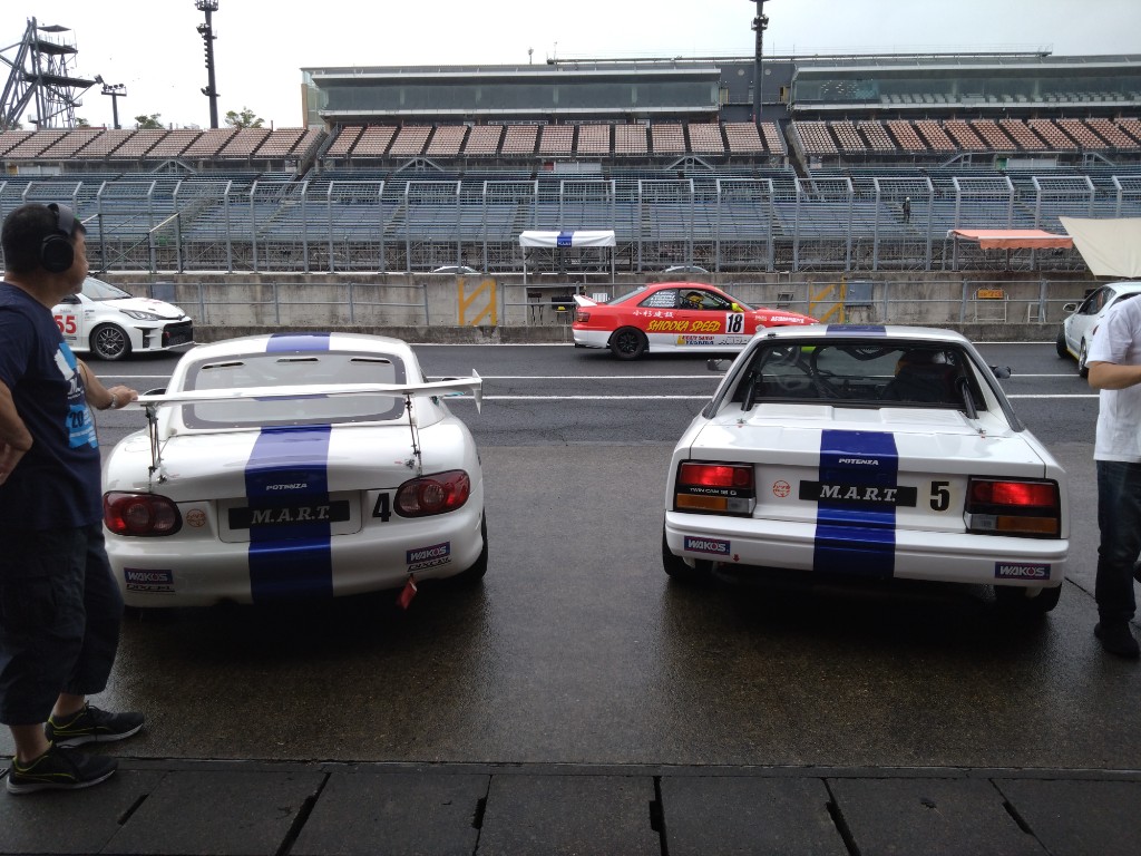 パドックに並ぶ走行会参加車両
