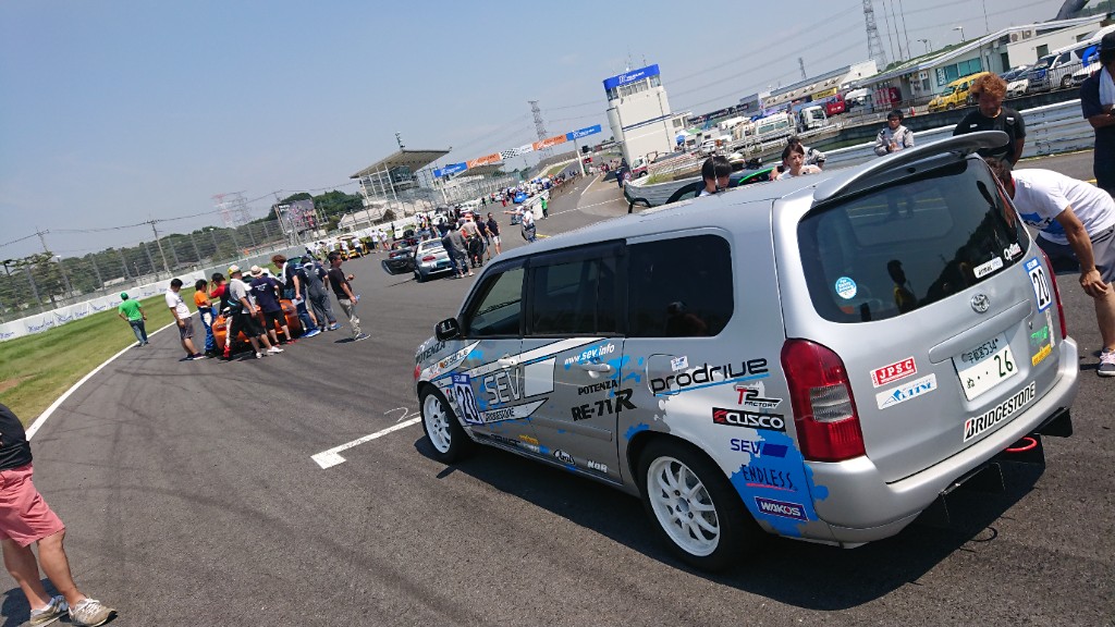 ピットレーンの走行会車両