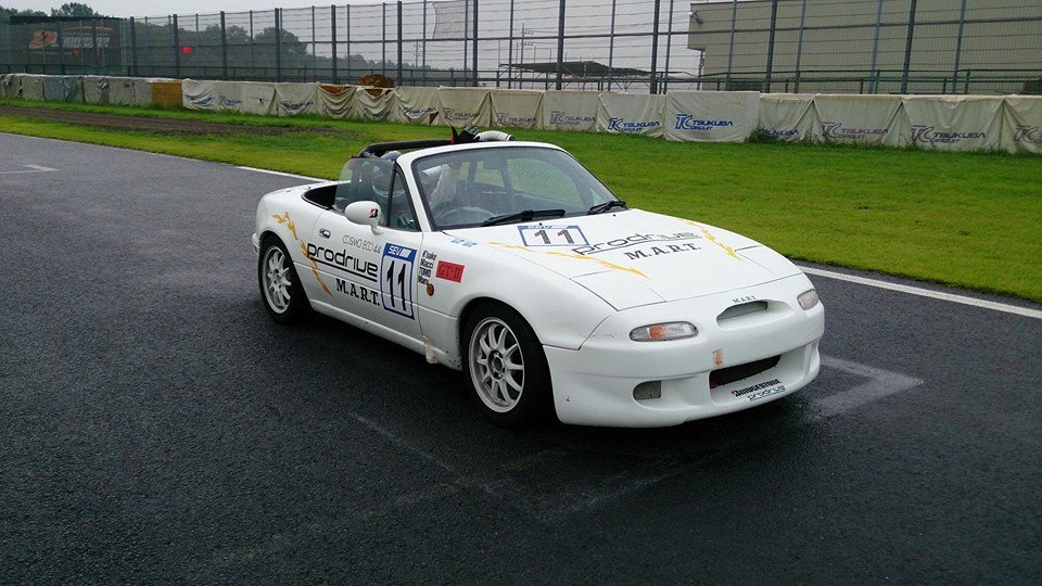 筑波サーキットの走行会で走るロードスター